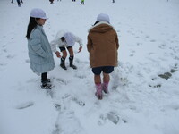 雪だるまを作る子